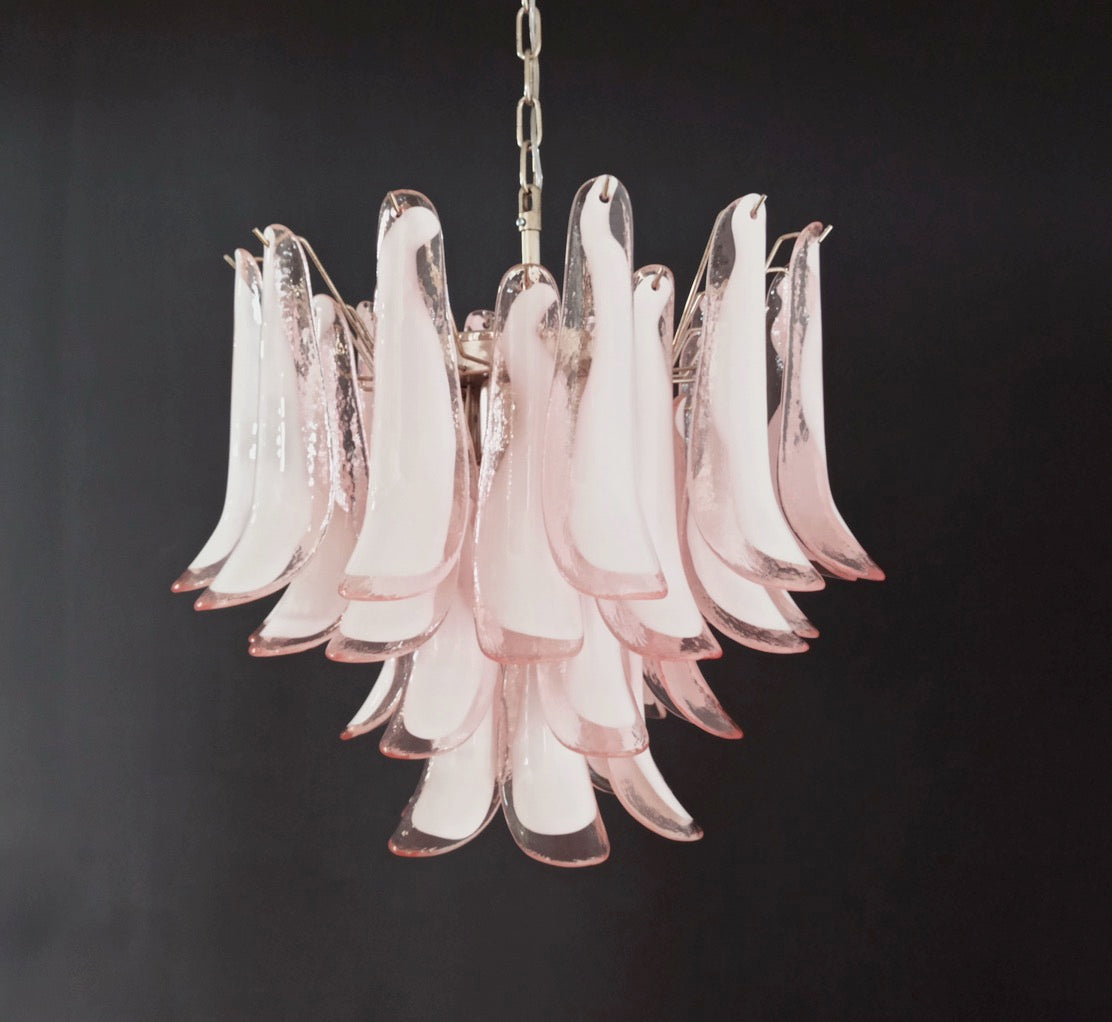 Murano Lysekrone – 36 Rosa Hvite Lattimo Konglebladglass – detalj 4 – Murano Classics