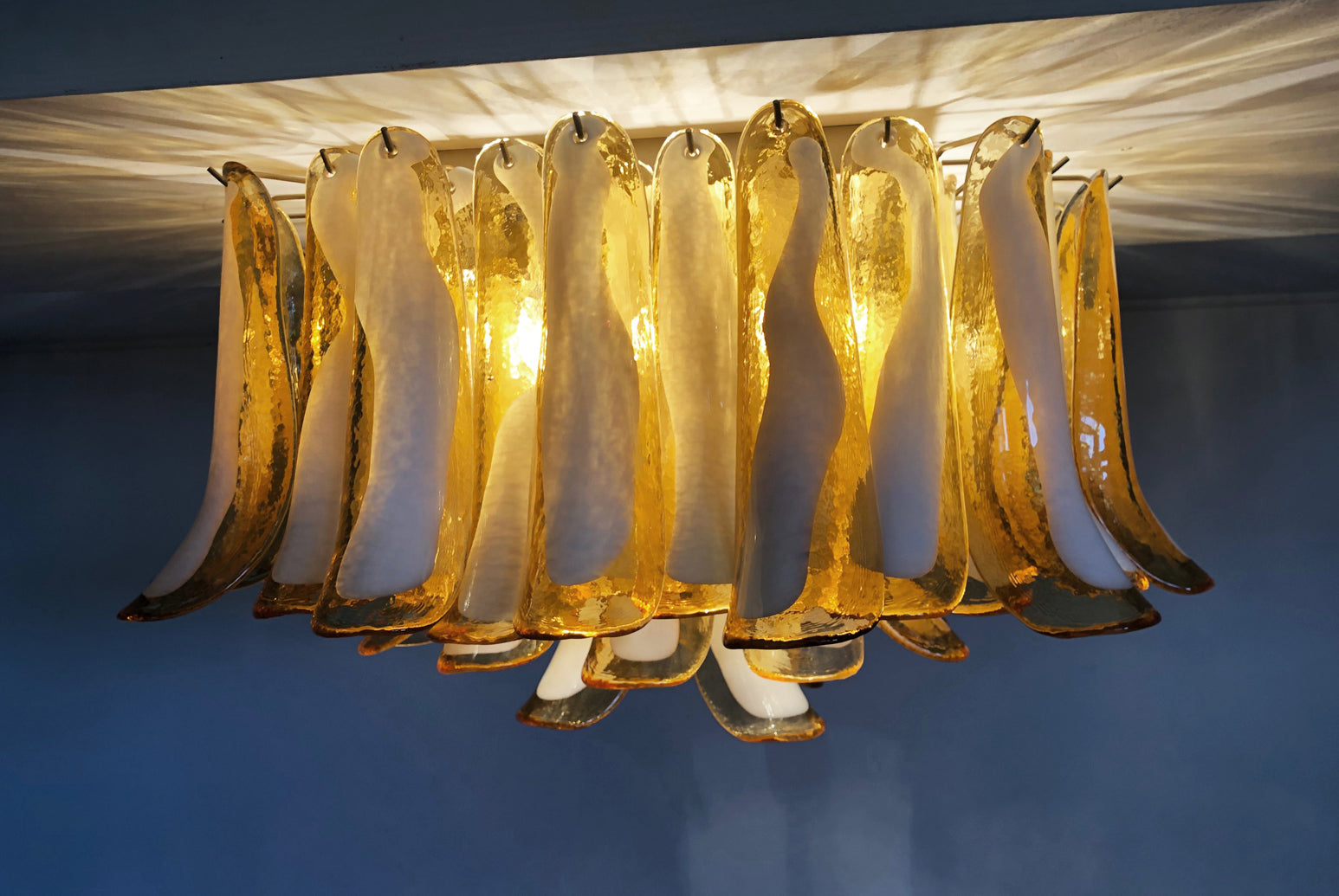 Murano Taklampe – 64 Karamel Konglebladglass – detalj 8 – Murano Classics