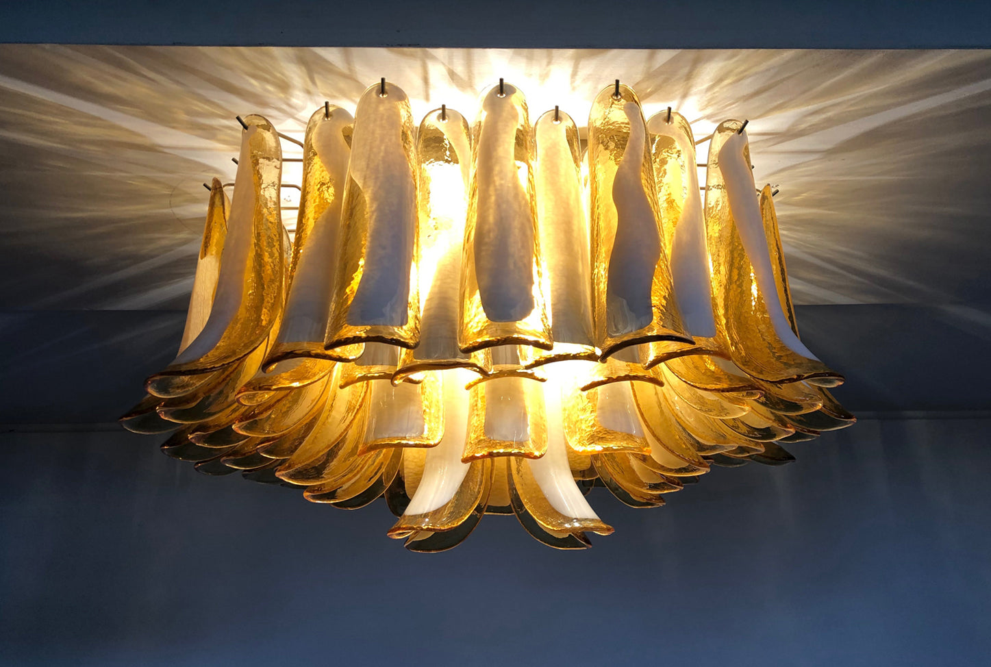 Murano Taklampe – 64 Karamel Konglebladglass – detalj 9 – Murano Classics