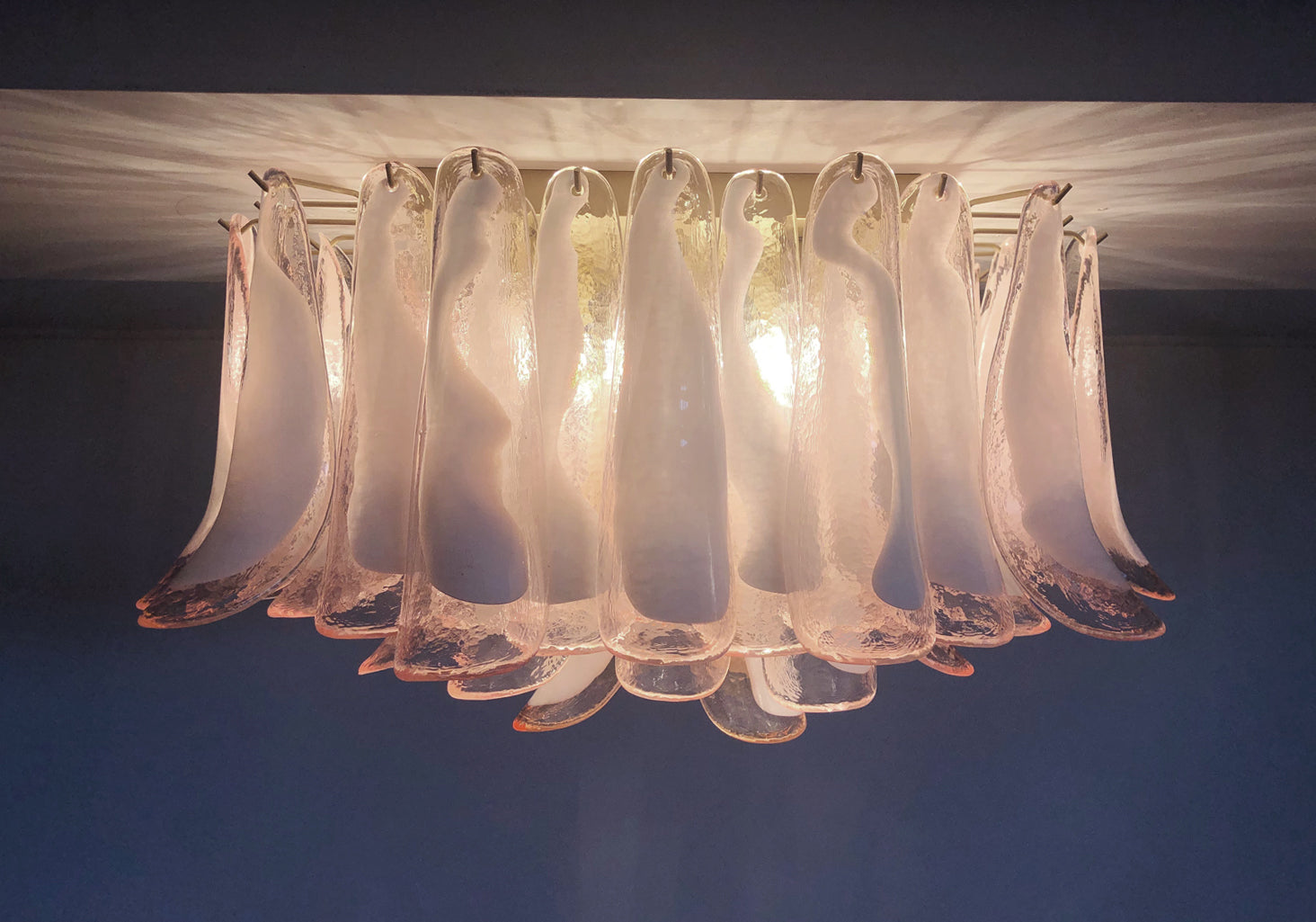 Murano Taklampe – 64 Rosa Konglebladglass – detalj 6 – Murano Classics