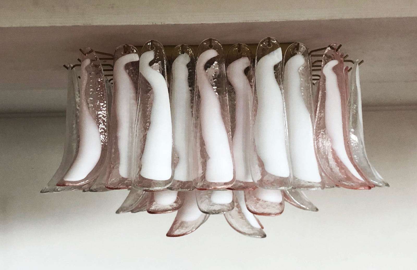 Murano Taklampe – 64 Klare og Rosa Konglebladglass – Murano Classics